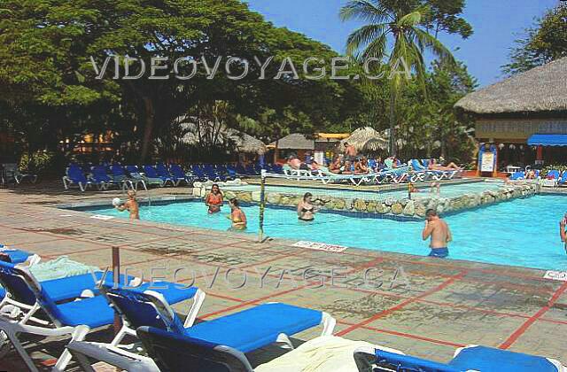 Republique Dominicaine Puerto Plata Holiday Village Golden Beach Une partie de la piscine principale est utilisé pour jouer au Volleyball.
