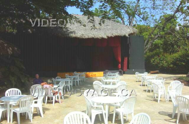 Republique Dominicaine Puerto Plata Holiday Village Golden Beach La scène de spectacle est relativement petite. Seulement 150 places aux tables sont disponibles.