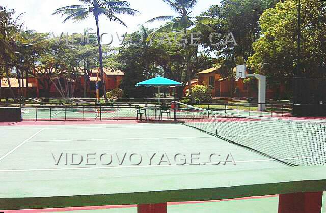 Republique Dominicaine Puerto Plata Holiday Village Golden Beach A l'avant un des terains de tennis et au fond le terrain de basketball.