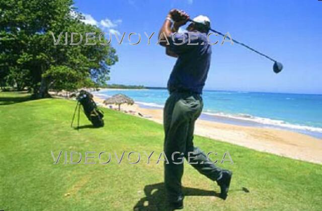 Republique Dominicaine Puerto Plata Holiday Village Golden Beach The golf course runs along the beach at 4 places on the course.