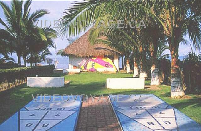 Republique Dominicaine Puerto Plata Holiday Village Golden Beach A field suffle board near the beach.