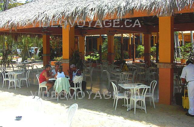Republique Dominicaine Puerto Plata Holiday Village Golden Beach Le bar Principal possède une terrasse avec de nombreuses tables.