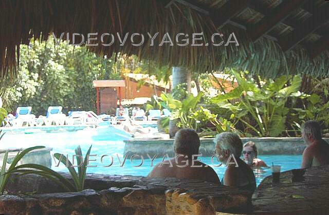 Republique Dominicaine Puerto Plata Holiday Village Golden Beach La barra de Azucar en la piscina secundaria.