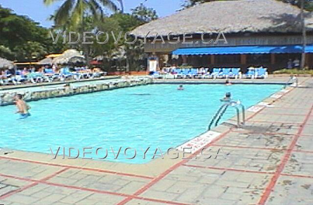 Republique Dominicaine Puerto Plata Holiday Village Golden Beach La piscine principale est de forme rectangulaire.