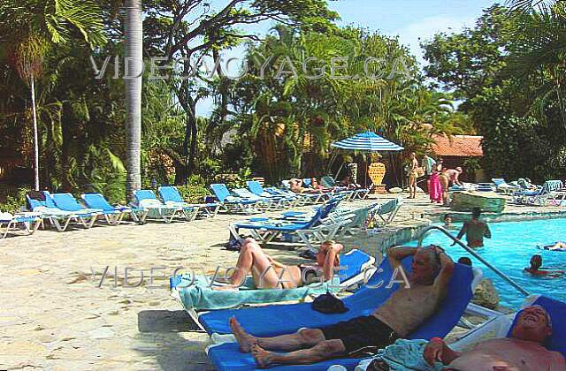 Republique Dominicaine Puerto Plata Holiday Village Golden Beach Lots of chairs but few parasols.