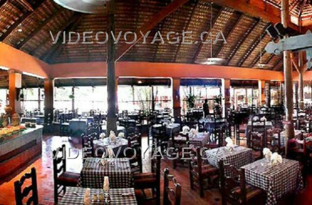 Republique Dominicaine Puerto Plata Holiday Village Golden Beach Muchos mesa para dos están disponibles en el restaurante buffet.