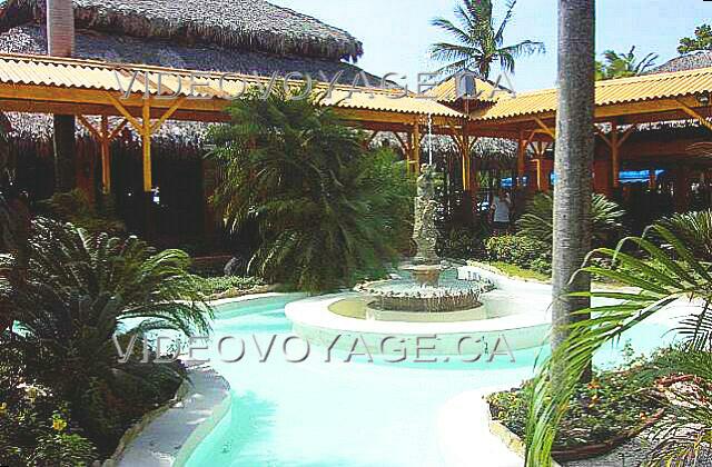 Republique Dominicaine Puerto Plata Holiday Village Golden Beach After the reception, a nice fountain. Basically the building's buffet restaurant.