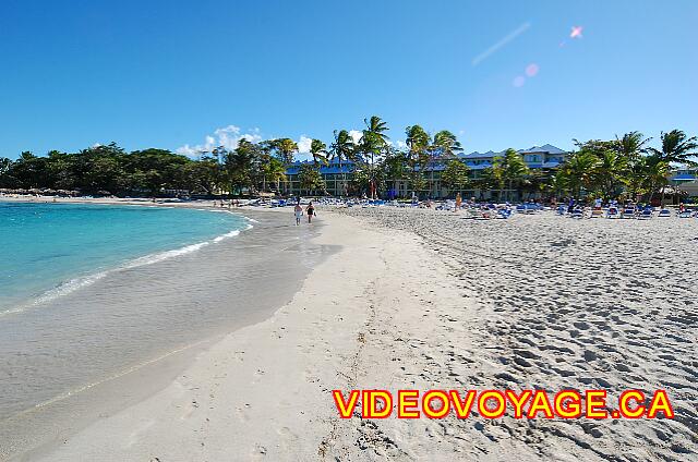 Republique Dominicaine Puerto Plata Grand Paradise Playa Dorada Sometimes sellers can stroll on the beach. But it can only entered the hotel. After the second wall in the sea, the beach becomes little wide.