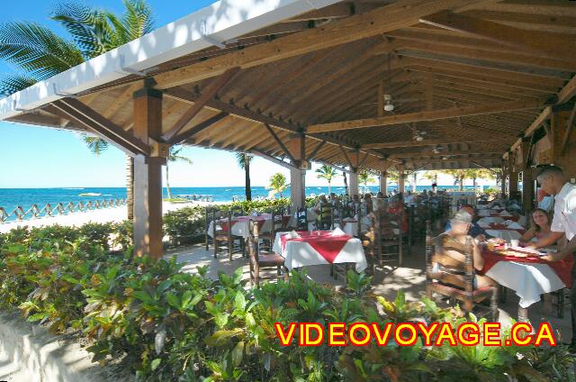 Republique Dominicaine Puerto Plata Grand Paradise Playa Dorada Many islands for the buffet and a large dining room.