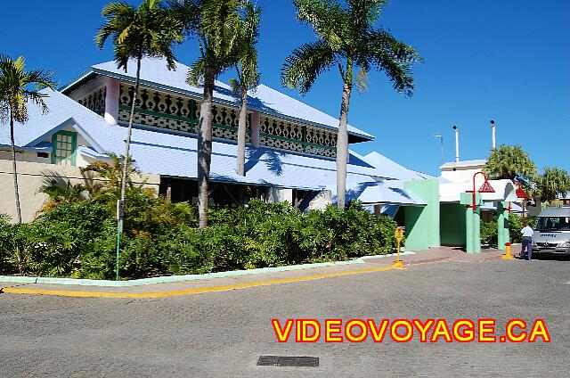 Republique Dominicaine Puerto Plata Grand Paradise Playa Dorada L'entrée de l'hôtel est simple.