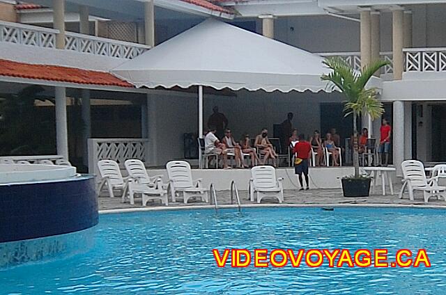 Republique Dominicaine Puerto Plata Celuisma Playa Dorada La escena, de entretenimiento junto a la piscina.