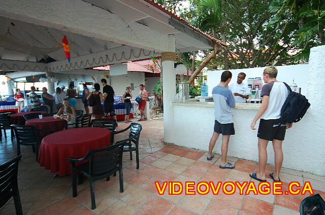 Republique Dominicaine Puerto Plata Celuisma Playa Dorada Le bar de la plage Club Playa est ouvert le jour.