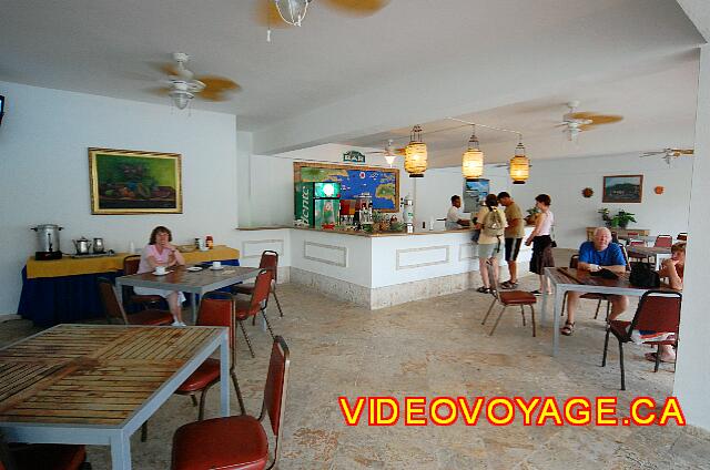 Republique Dominicaine Puerto Plata Celuisma Playa Dorada Le Gazebo bar situé à coté de la scène de spectacle et de la piscine.  Quelques tables sont disponibles..