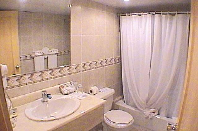 Republique Dominicaine Puerto Plata Celuisma Playa Dorada The bathroom of the standard room. Medium size, the lighting is sufficient. The counter is against a little limited for filing personal care products.