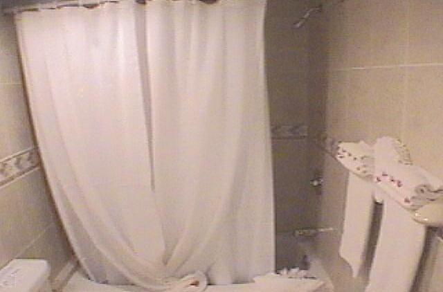 Republique Dominicaine Puerto Plata Celuisma Playa Dorada A shower bath with measurements. Several small towels and towels are available.