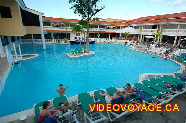 Republique Dominicaine Puerto Plata Celuisma Playa Dorada La piscine au centre du batiment principal.  Il manque d'espace pour tout les chaises longues...