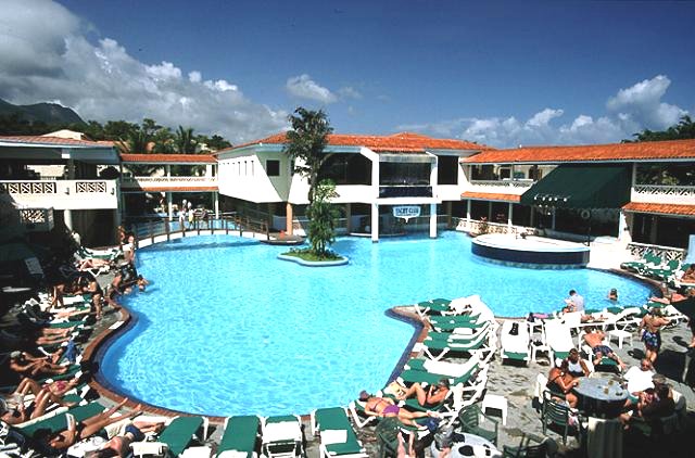 Republique Dominicaine Puerto Plata Celuisma Playa Dorada La piscina una vez, mientras que el bar estaba en la piscina.
