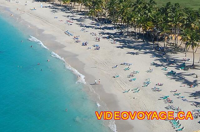 Republique Dominicaine Puerto Plata Celuisma Playa Dorada Rastros en la arena hecha por la policía que deambulan cuatro ruedas en la playa.