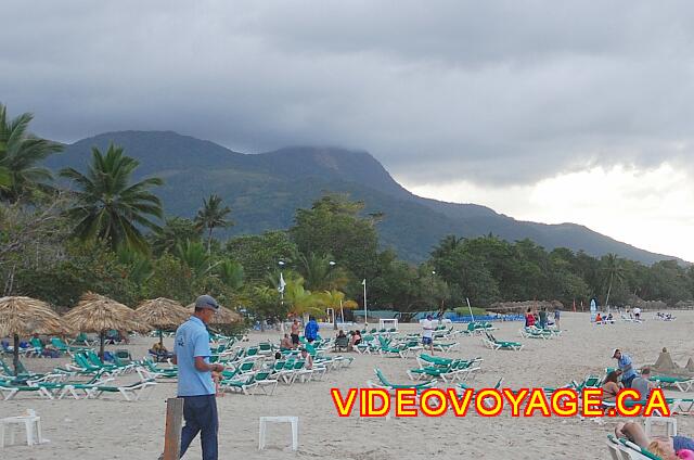 Republique Dominicaine Puerto Plata Celuisma Playa Dorada We appercevons very well the mountain from the beach.