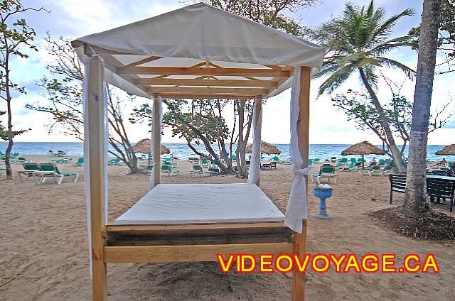 Republique Dominicaine Puerto Plata Celuisma Playa Dorada Un matelas sur la plage et en arrière plan quelques parasol sur la plage.