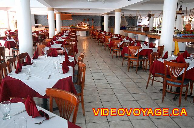 Republique Dominicaine Puerto Plata Celuisma Playa Dorada Le restaurant buffet le Yacht club est assez grand.  Un restaurant à aire ouverte, situé au premier niveau de l'édifice principal.