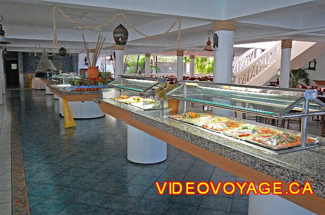 Republique Dominicaine Puerto Plata Celuisma Playa Dorada El buffet en el centro del restaurante consta de unas pocas islas.