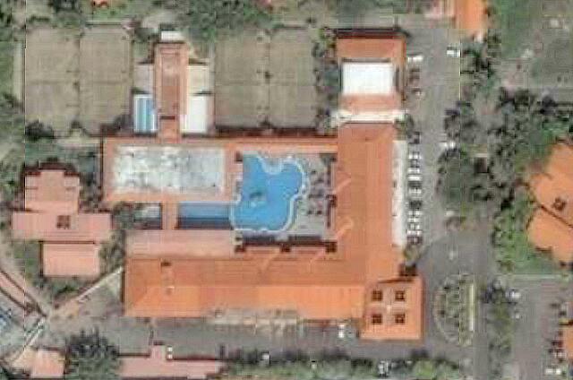 Republique Dominicaine Puerto Plata Celuisma Playa Dorada The main building with the pool in the center, restaurants around as well as services such as the gym.