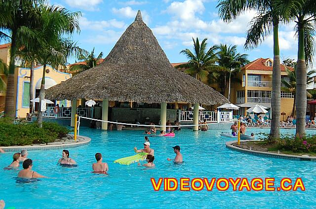 Republique Dominicaine Puerto Plata Gran Ventana Una red de voleibol en la piscina.