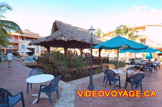 Republique Dominicaine Puerto Plata Gran Ventana El bar de la piscina secundaria. Una terraza con unas pocas mesas.