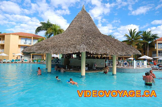 Republique Dominicaine Puerto Plata Gran Ventana Siempre ocupado alrededor de la barra en el centro de la piscina.