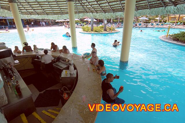 Republique Dominicaine Puerto Plata Gran Ventana Unos asientos en la piscina.