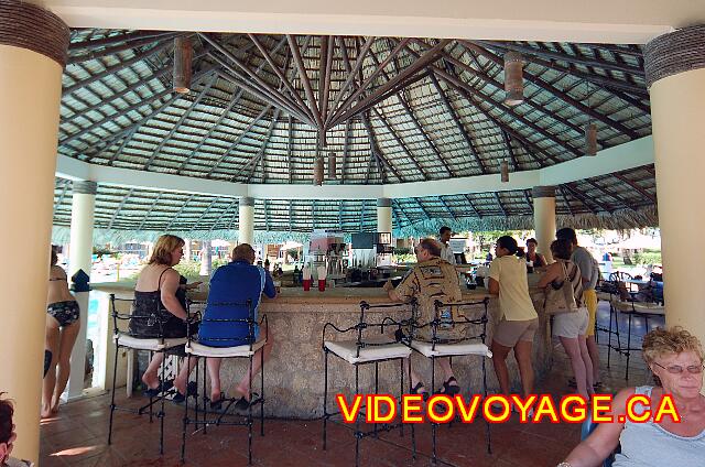 Republique Dominicaine Puerto Plata Gran Ventana También hay un bar con mesas al aire libre junto a la piscina.