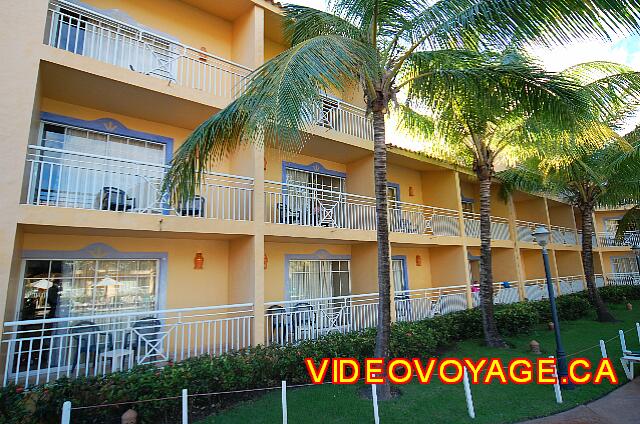 Republique Dominicaine Puerto Plata Gran Ventana A building facing the pool with shallow balconies.