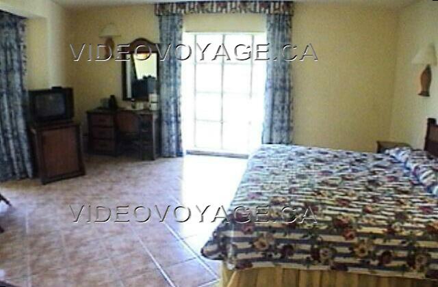 Republique Dominicaine Puerto Plata Gran Ventana Plenty of space around the bed and a large window.