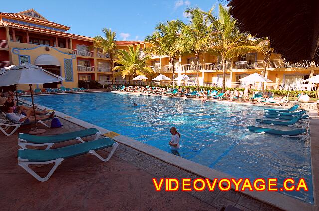 Republique Dominicaine Puerto Plata Gran Ventana Sillas en la piscina. Por la tarde, un lado de la piscina sin sol.