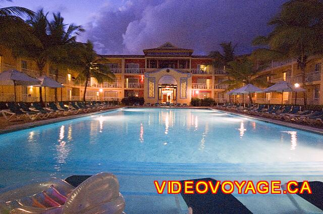 Republique Dominicaine Puerto Plata Gran Ventana La piscina en la noche.