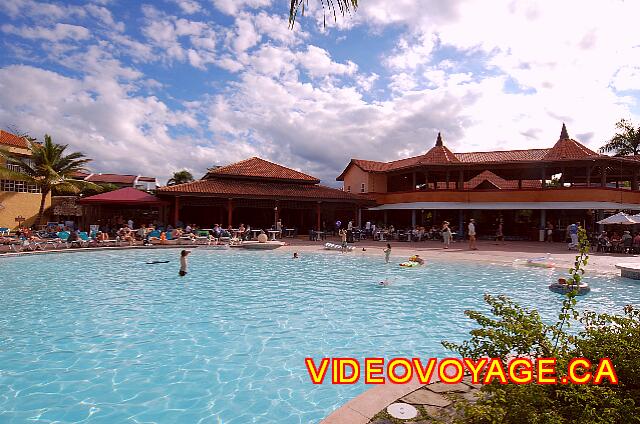 Republique Dominicaine Puerto Plata Gran Ventana La sección de la piscina con la suave pendiente. En el fondo, el anfiteatro y el edificio salieron de la recepción a la derecha.