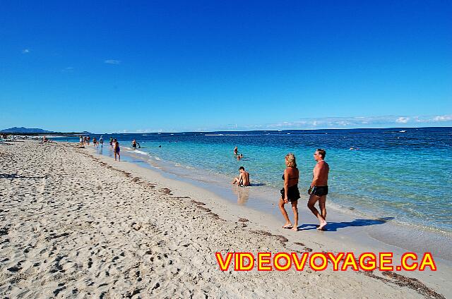 Republique Dominicaine Puerto Plata Gran Ventana Many customers who walk on the beach.