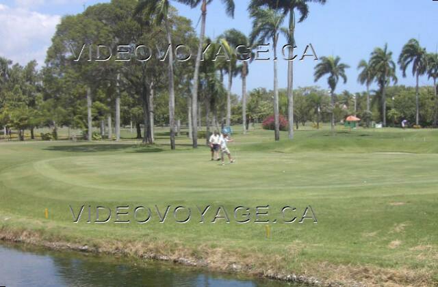 Republique Dominicaine Puerto Plata Victoria Resorts Un magnifique terrain de golf est à 100 mètres de  l'hôtel.  Un prix spécial est disponible à l'hôtel incluant la voiturette.