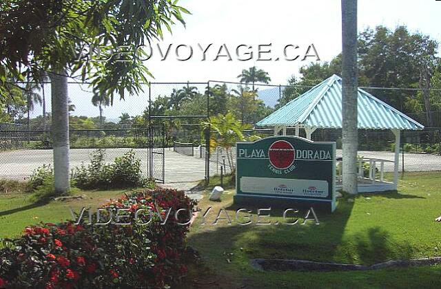 Republique Dominicaine Puerto Plata Victoria Resorts Des terrains de tennis sont disponibles de l'autre coté du lac.