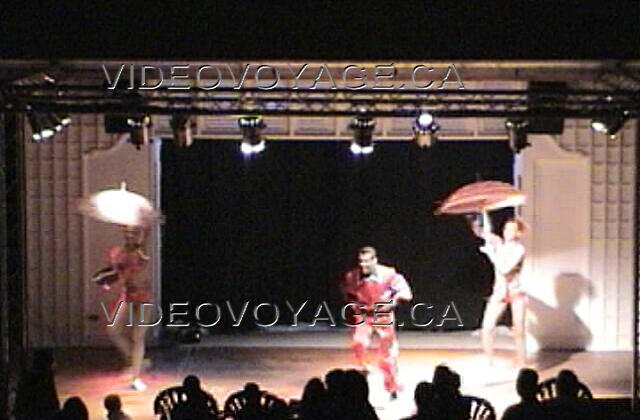 Republique Dominicaine Puerto Plata Victoria Resorts Un soir par semaine une soirée de spectacle est  organisé. Plusieurs danseurs professionnels donnent une excellente prestation.