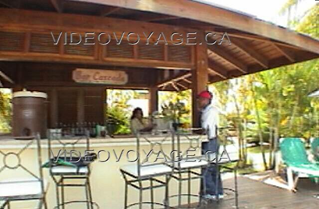 Republique Dominicaine Puerto Plata Victoria Resorts Le Bar Cascada de la piscine des adultes sous un autre angle.