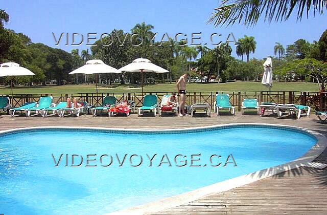 Republique Dominicaine Puerto Plata Victoria Resorts La piscine pour adulte se trouve entre les batiments des chambres.  Cette petite piscine est un oasis de paix. Un bar est disponible sur cette terrasse. À l'arrière, nous pouvons voir le terrain de golf.