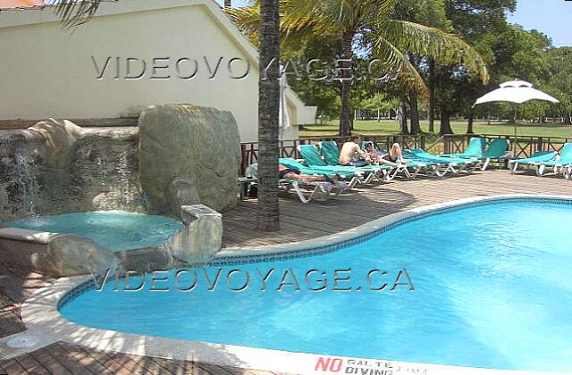 Republique Dominicaine Puerto Plata Victoria Resorts Piscine pour adulte Une petite chute d'eau agrémente le décor de la piscine pour adulte.