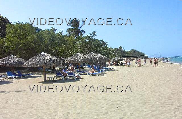 Republique Dominicaine Puerto Plata Victoria Resorts The beach is wide enough. The sand is mottled color. The wind is quite present. Into the sea without some seaweed and some more reef. All services are available such as sun beds, umbrellas, bar and restaurant.