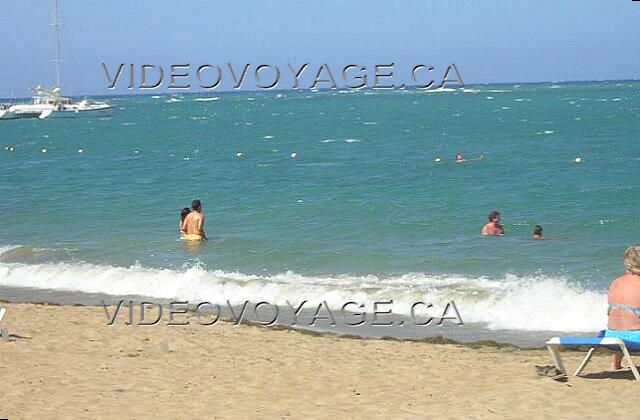 Republique Dominicaine Puerto Plata Victoria Resorts La descente dans la mer est assez rapide.  Après une marche de 15 mètres dans la mer, vous avez de l'eau aux épaules. La zone baignable ne  s'éloigne pas plus de 100 mètres.  Des flotteurs blancs délimite la zone.