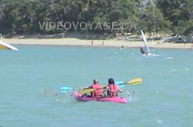 Republique Dominicaine Puerto Plata Blue Bay Gateway Villa Doradas Los turistas que practican kayak y vela en el fondo de un Plache.