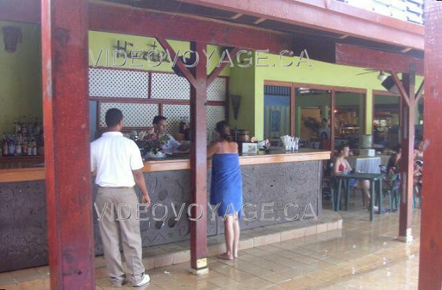 Republique Dominicaine Puerto Plata Blue Bay Gateway Villa Doradas The Hicoteca bar counter with tables near the pool. Always busy this bar is very popular.