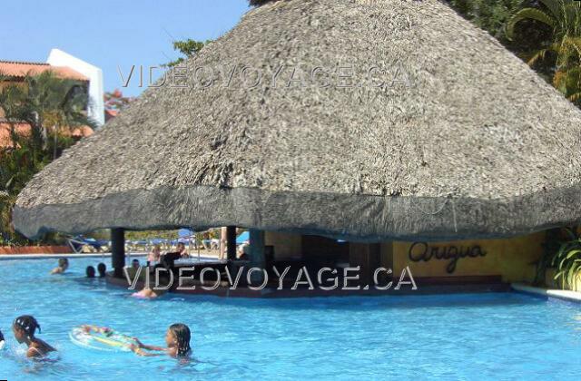 Republique Dominicaine Puerto Plata Blue Bay Gateway Villa Doradas El bar de la piscina es un lugar muy bonito en día muy caluroso.