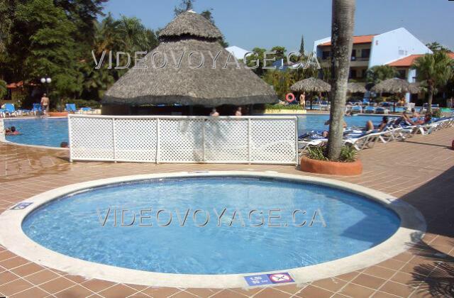 Republique Dominicaine Puerto Plata Blue Bay Gateway Villa Doradas La piscina principal es el más popular. La piscina es pequeña, pero con la segunda piscina que cumple con las expectativas de los clientes. Básicamente el restaurante buffet. Recepción Izquierda. A la derecha la otra piscina.